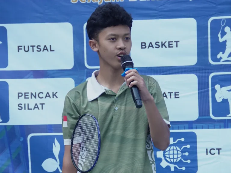 Santri memperkenalkan ekstrakurikuler badminton