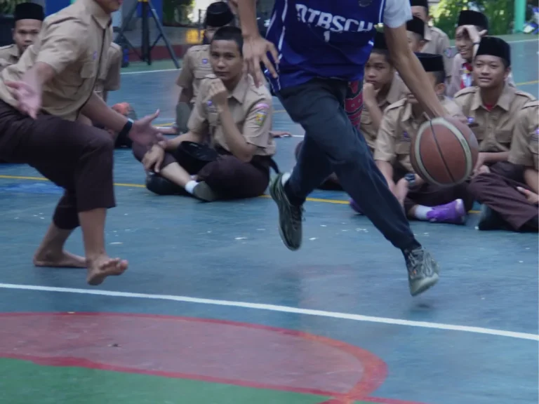 Santri berlatih basket di lapangan