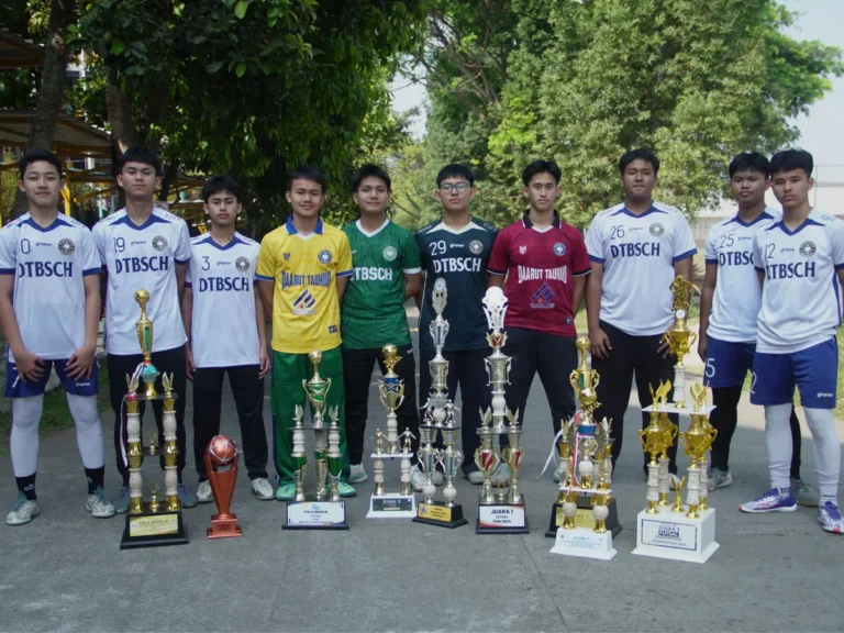 Tim futsal SMA DTBS Putra berfoto bersama piala