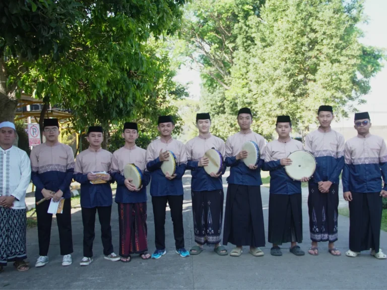 Grup hadroh santri dengan rebana