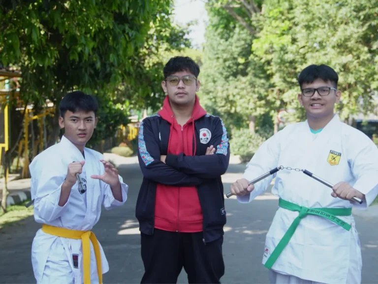 Anggota ekstrakurikuler karate berseragam