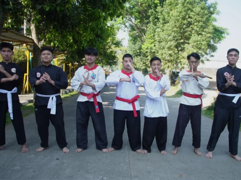 Anggota ekstrakurikuler pencak silat berseragam