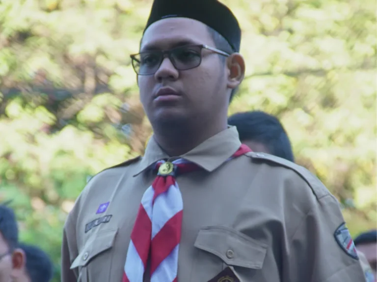 Santri berseragam pramuka