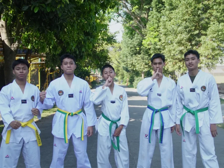Anggota ekstrakurikuler taekwondo berseragam dobok