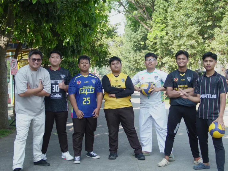 Anggota ekstrakurikuler voli berfoto bersama
