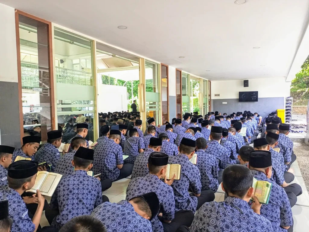 Santri bertilawah Al-Qur'an di selasar sekolah