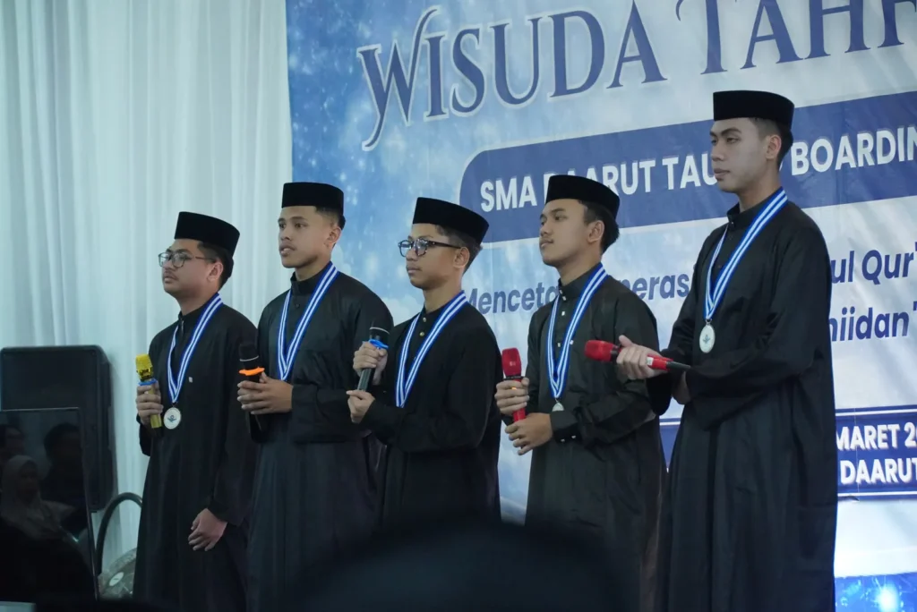 Santri wisudawan tahfidz berbaris di panggung